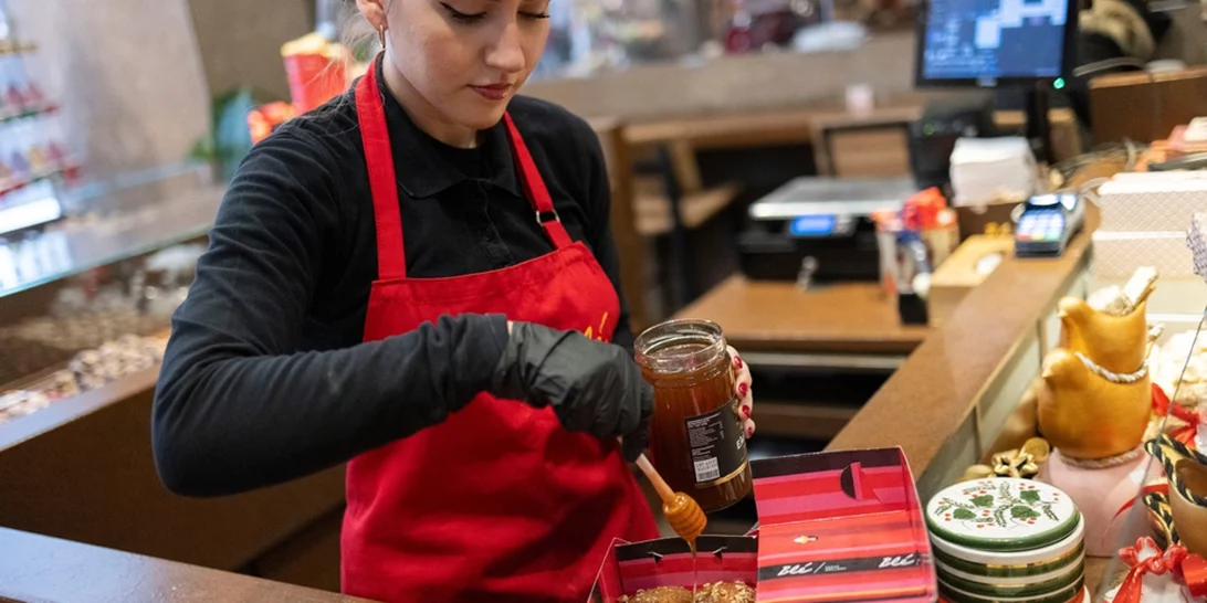 Ενόψει Χριστουγέννων αυξημένη 25% η κίνηση στα ζαχαροπλαστεία και τα χριστουγεννιάτικα είδη, μειωμένη ως και 30% στον ρουχισμό και την υπόδηση