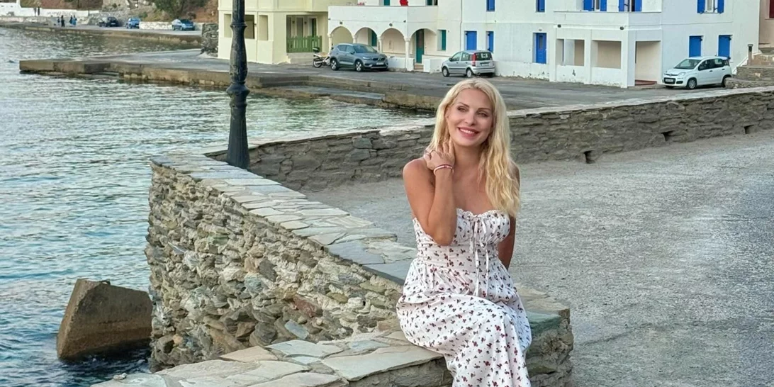 Ελένη Μενεγάκη | Σέξι εμφάνιση με μαύρο μπικίνι πάνω στο σκάφος