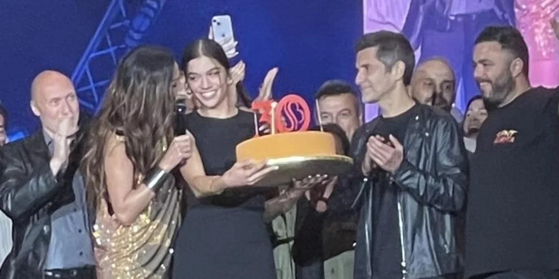 H Δέσποινα Βανδή στον Λυκαβηττό - Με την κόρη της και τον Φοίβο επί σκηνής