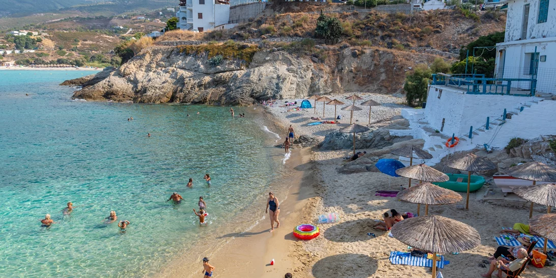 Πιο διασκεδαστική από τη Μύκονο πιο γραφική από τη Σαντορίνη | Το ελληνικό νησί στο οποίο θα κάνεις τις πιο οικονομικές διακοπές της ζωής σου