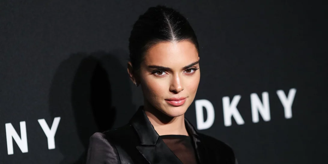Το πλεκτό μάξι φόρεμα της Kendall Jenner είναι η πιο κομψή πρόταση για το φθινόπωρο