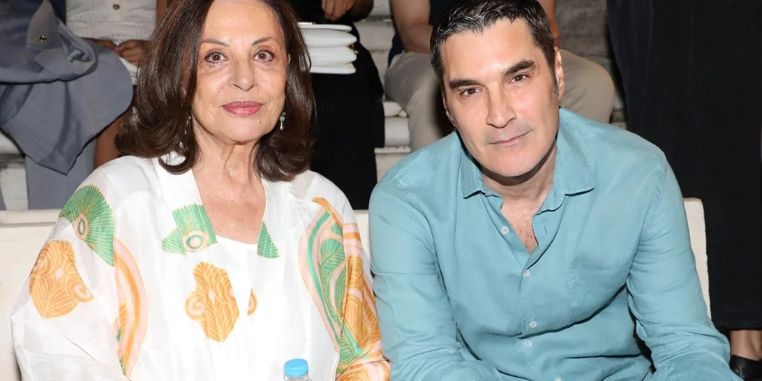 Ο Χριστόφορος Παπακαλιάτης φωτογραφίζει τη Χάρις Αλεξίου και τους ηθοποιούς του Maestro στο αγαπημένο τους νησί