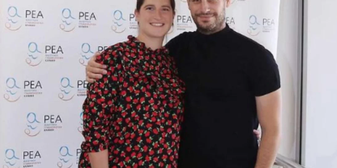 Βίβιαν Δράκου | Με floral μίνι φόρεμα στην έξοδο από το μαιευτήριο