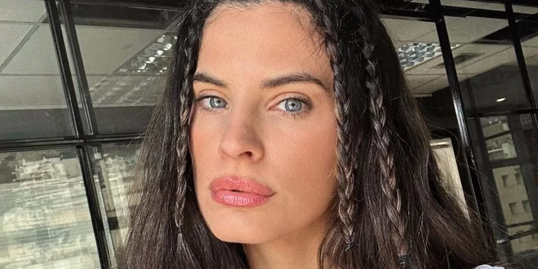 Το makeup hack της Χριστίνας Μπόμπα για πιο ξεκούραστο, φωτεινό βλέμμα