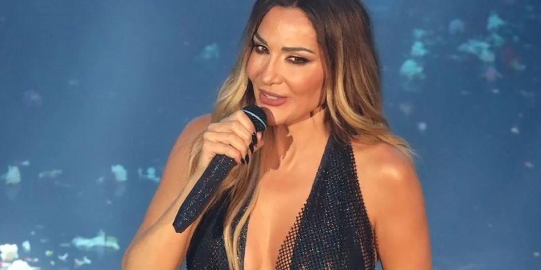 Δέσποινα Βανδή | Βραδινή έξοδος με τις φίλες της  - Με λαμπερό φόρεμα με έναν ώμο