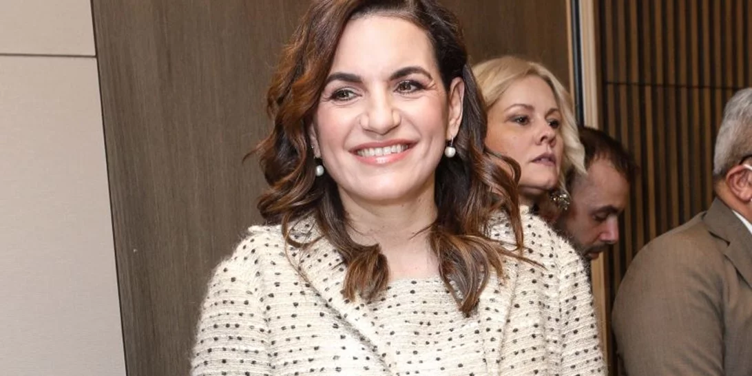 Ευτυχισμένη η Όλγα Κεφαλογιάννη με τα δίδυμα παιδιά της - Η εικόνα που τα κρατά νεογέννητα στην αγκαλιά της