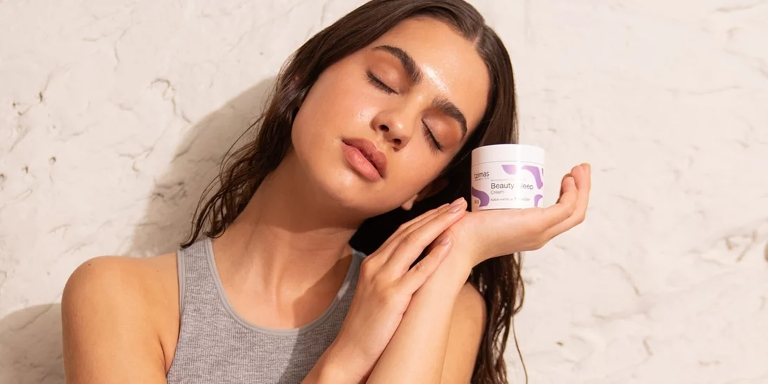 Get that Xmas Glow | 5 μυστικά ομορφιάς για να δείχνεις ξεκούραστη και λαμπερή τα Χριστούγεννα