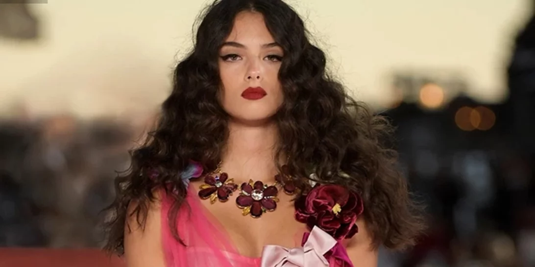 H κουκλίστικη ομορφιά της Deva Cassel: Η 17χρονη κόρη της Μonica Belucci μάγεψε στην πασαρέλα