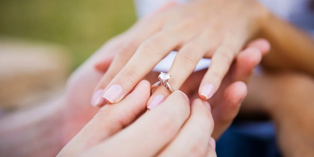 Πώς θα επιλέξετε το ιδανικό δαχτυλίδι αρραβώνων