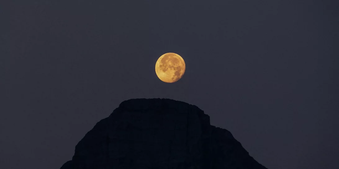 Πού θα απολαύσεις την Πανσέληνο του Σεπτεμβρίου και το "ματωμένο φεγγάρι" στην Αθήνα