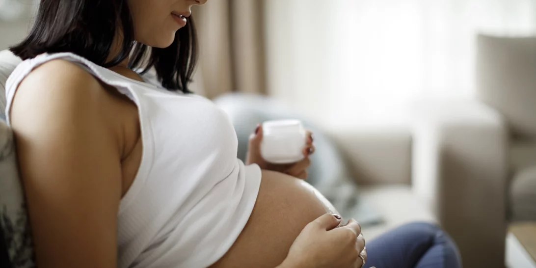 Ραγάδες στην εγκυμοσύνη | 10 πολύ ενυδατικά body oils για να τις προλάβεις / βελτιώσεις την όψη τους