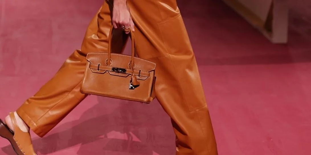 H τάση των East-West Bags στη μόδα του 2025