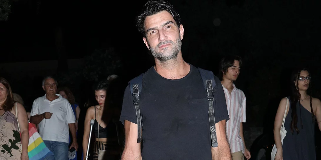 Ο Νίκος Κουρής στην Επίδαυρο | Η σέξι εμφάνιση και το ενδιαφέρον outfit του ηθοποιού