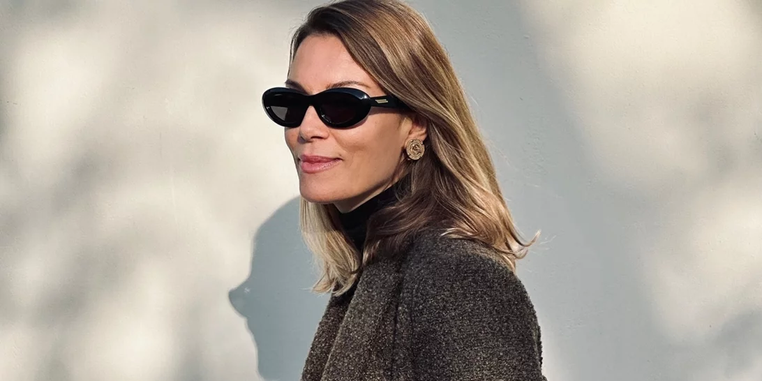 Λευκό κοστούμι και sneakers | Το casual look της Βίκυς Καγιά είναι η έμπνευση που χρειάζεσαι