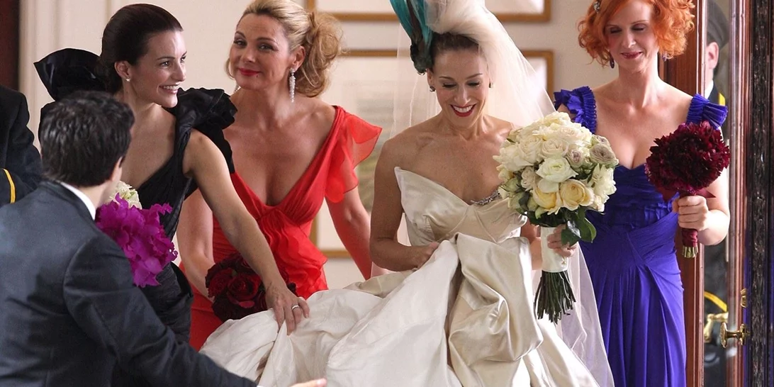 Από την Carrie Bradshaw στη Miley Cyrus | Tα 6 πιο iconic νυφικά της Vivienne Westwood