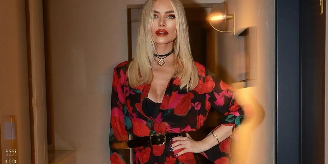 Το festive φόρεμα της Κατερίνα Καινούργιου από την Pink Woman θα σε κάνει να ξεχωρίσεις στο ρεβεγιόν