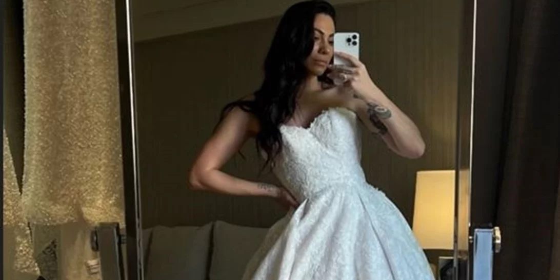 Η Ευρυδίκη Βαλαβάνη ποζάρει με το πιο ονειρεμένο νυφικό που είδαμε τελευταία