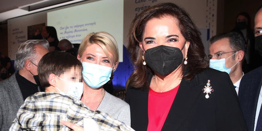 Η Ντόρα Μπακογιάννη με τα εγγόνια της και τη νύφη της, Σία Κοσιώνη, στην παρουσίαση βιβλίου της Μαρίκας Μητσοτάκη