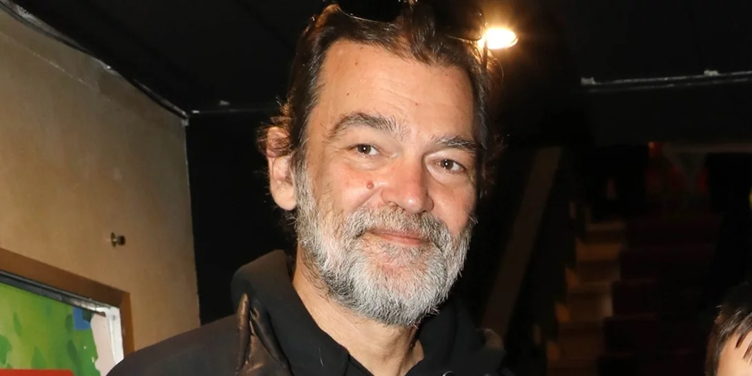 Ο Κωνσταντίνος Καζάκος με τον γιο του στο θέατρο | Παρακολούθησαν την αδερφή του, Ηλέκτρα Καζάκου