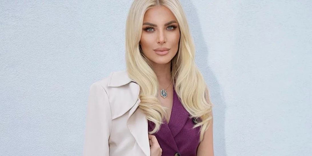 Η Κατερίνα Καινούργιου φόρεσε το πολυτελές αξεσουάρ μαλλιών που αναβαθμίζει και την πιο απλή εμφάνιση