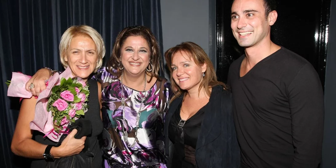 "Μας νίκησες" | Το στεφάνι της Ζέτας Μακρυπούλια, Μαρίας Καβογιάννη και Ελισάβετ Κωνσταντινίδου στην κηδεία της Καίτης Κωνσταντίνου