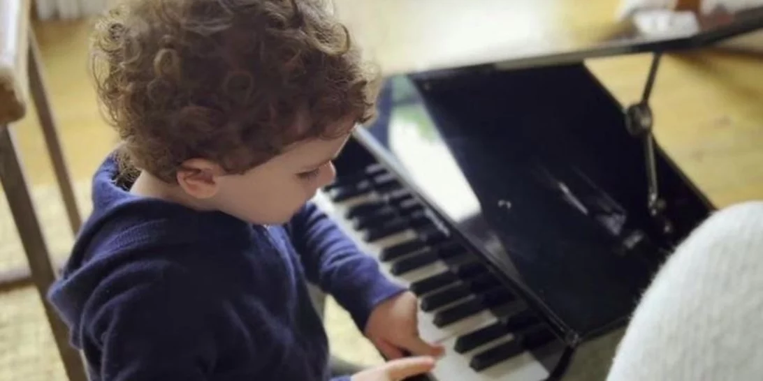 Η εντυπωσιακή ομοιότητα του 4χρονου Archie με τη μητέρα του