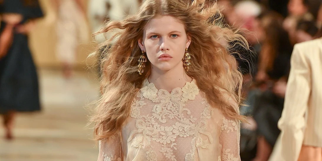 Το αέρινο και θηλυκό χτένισμα που έκανε θραύση στα περισσότερα shows της Paris Fashion Week