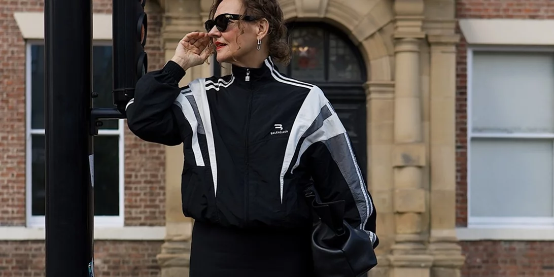 Οι 8 τάσεις που επιλέγουν για το φθινόπωρο του 2025 οι κομψές γυναίκες άνω των 50