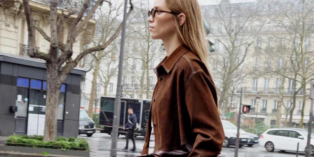 Αυτή η midi φούστα από τη Massimo Dutti είναι το ρούχο που θα φέρει την άνοιξη στις εμφανίσεις σου