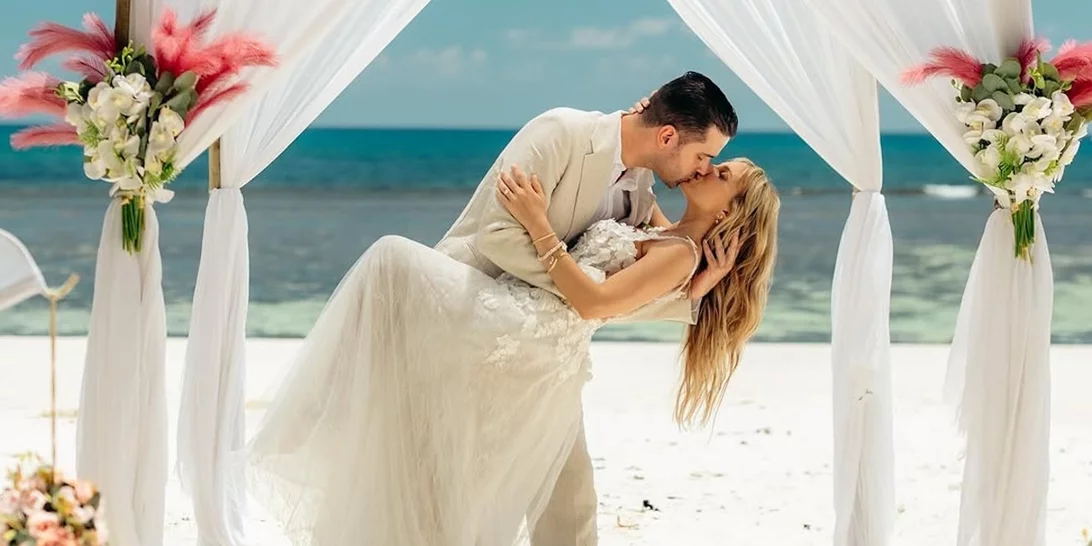"Το να σε παντρευτώ μοιάζει σαν το πεπρωμένο που χάραξε τα μονοπάτια μας" | Γάμος στις Σεϋχέλλες για Ελληνίδα ηθοποιό