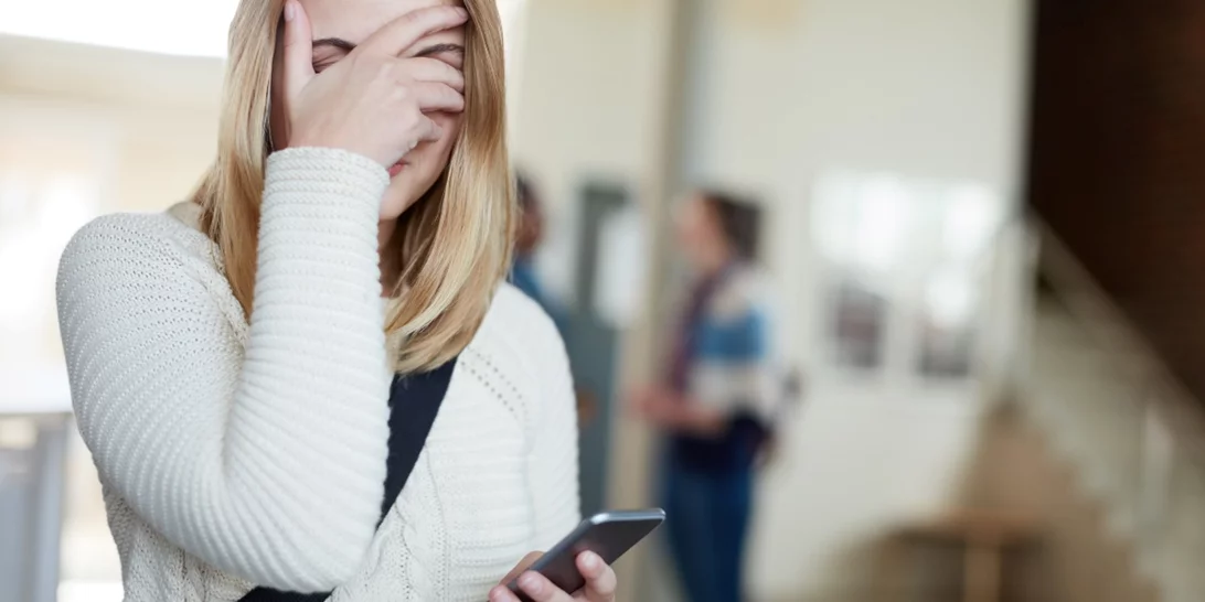 Γνωστή τραγουδίστρια καταγγέλλει πρώην μπασκετμπολίστα για εκδικητική πορνογραφία