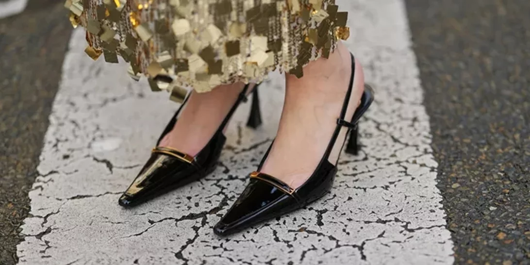 Μαύρες γόβες λουστρίνι | Η κομψή glossy επιλογή για τα γιορτινά σου looks