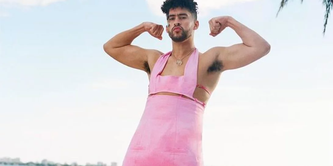 Όταν ένα "μάτσο" αρσενικό ποζάρει φορώντας ένα κοντό ροζ φόρεμα