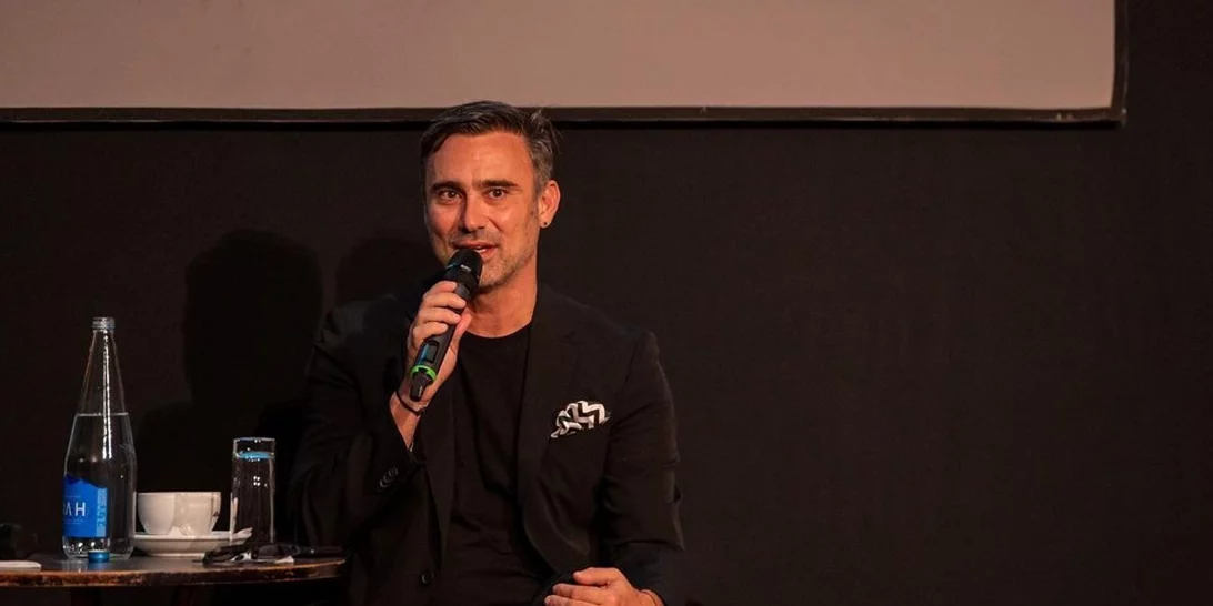 Ο Γιώργος Καπουτζίδης είναι ένας άνθρωπος που λέει ιστορίες