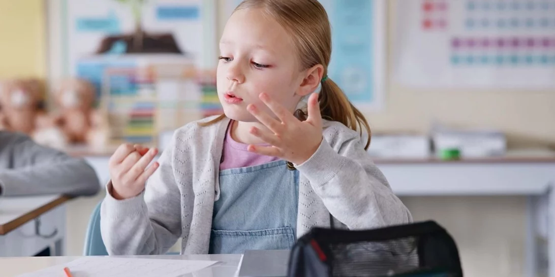 Τα δάχτυλα ως εργαλείο μάθησης | Τι δείχνει νέα έρευνα για τα μαθηματικά