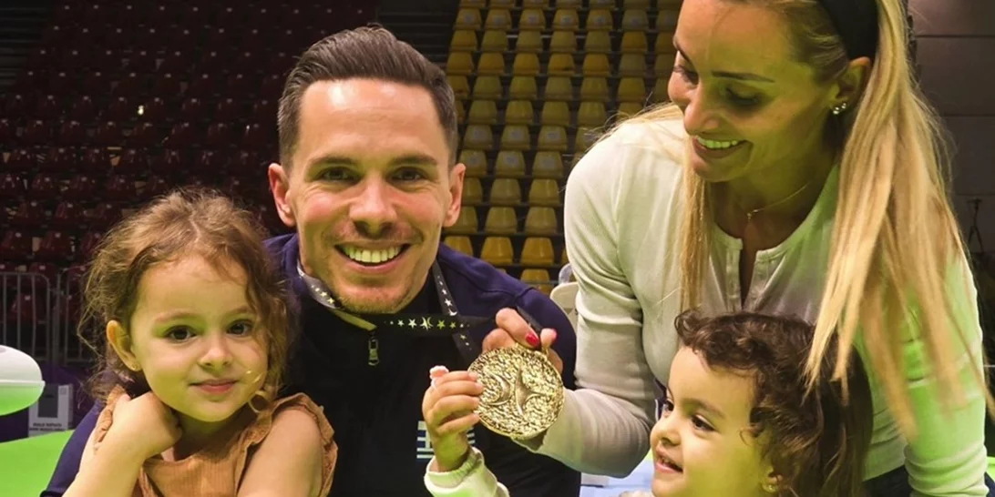 Η Βασιλική Μιλλούση με τις κόρες τους παρακολουθούν τον Λευτέρη Πετρούνια | Ό,τι πιο cute θα δεις σήμερα