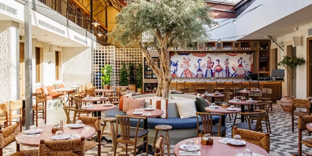 Cinapos | Τι γεύση μας αφήνει, τελικά, το μεζεδοπωλείο του Πάνου Ιωαννίδη;