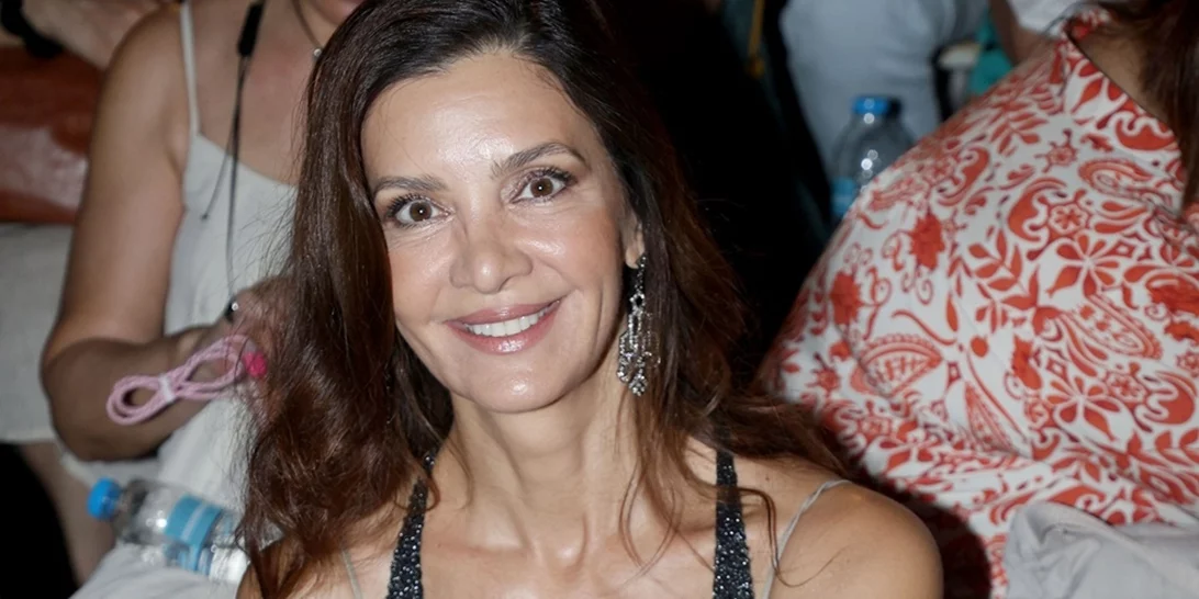 Κατερίνα Λέχου | Χαμογελαστή με μεταλλιζέ κροσέ φόρεμα σε θεατρική πρεμιέρα