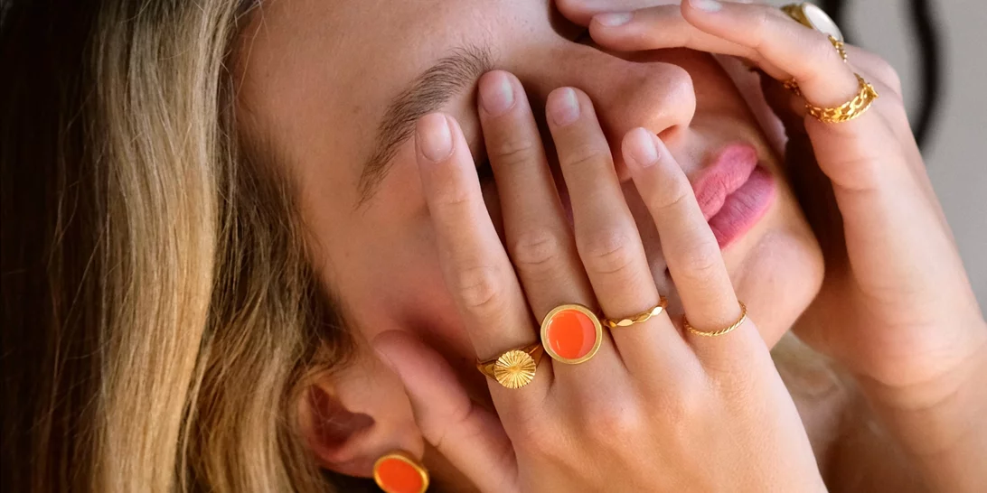 Βερικοκί, κερασί, ηλεκτρίκ μπλε ή ροζ της πούδρας; Τα κοσμήματα που ήρθαν να γεμίσουν την ημέρα μας με χρώματα