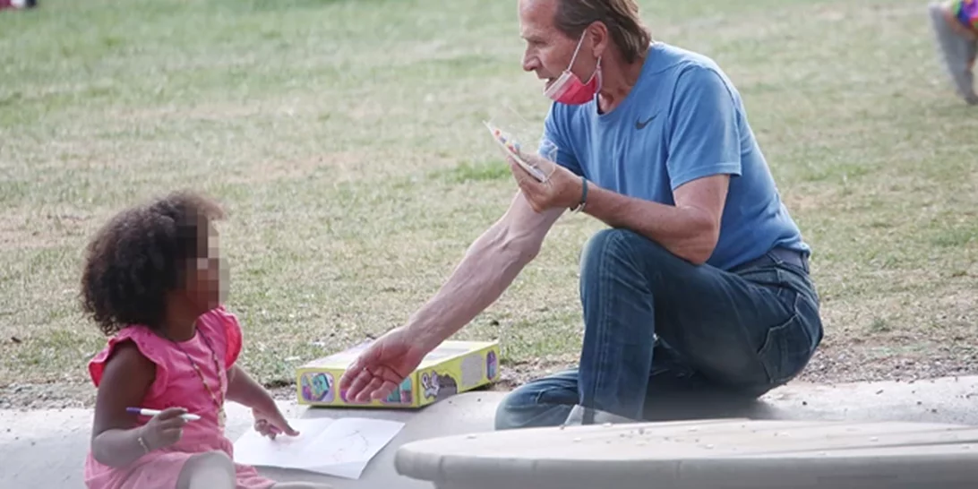 Ντίνος Αυγουστίδης | Η σπάνια εμφάνιση με την 4χρονη κόρη του στο Ζάππειο