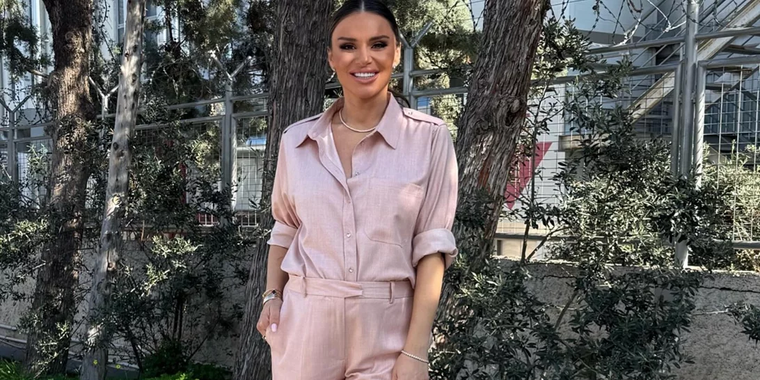 Η Ελένη Τσολάκη με το ροζ κοστούμι από τη Zara που θα σε κάνει να ανυπομονείς για την άνοιξη