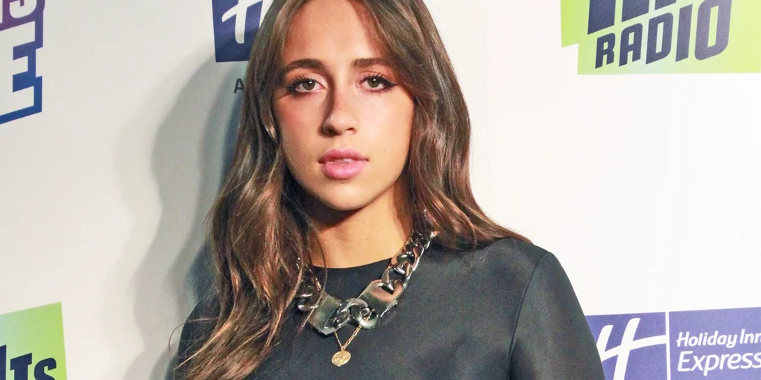 Η τραγουδίστρια της no.1 επτυχίας του TikTok φωτογραφήθηκε με κοστούμι της Vassia Kostara