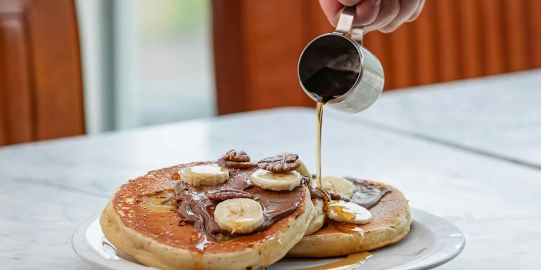 Βαριέσαι να φτιάχνεις τσουρέκια; Δοκίμασε τα πανεύκολα pancakes τσουρέκι για το απόλυτο πρωινό του Πάσχα
