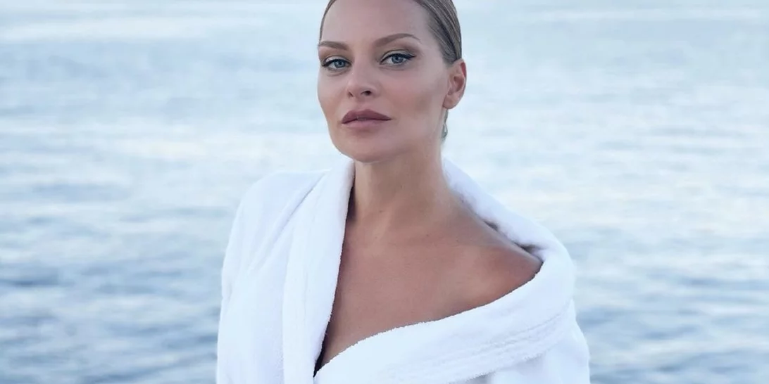 Ψηλή, με μακριά και εντυπωσιακά μαλλιά | Η κόρη της Υβόννης Μπόσνιακ, Ελένη, έχει μεγαλώσει πολύ - Η υπέροχη φωτογραφία από τις διακοπές τους