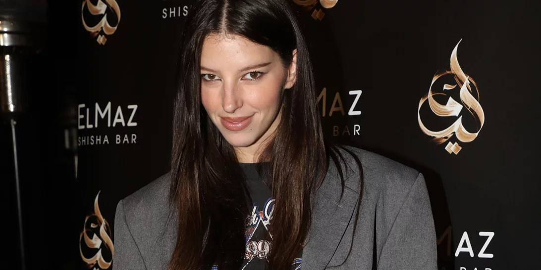 Γούνα με sneakers | H Χαρά Παππά σου δείχνει πως να τα συνδυάσεις με stylish τρόπο