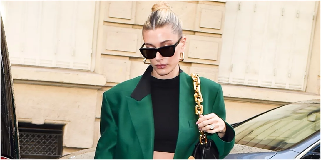 Η Hailey Bieber με τα πιο στιλάτα flat mules της καραντίνας