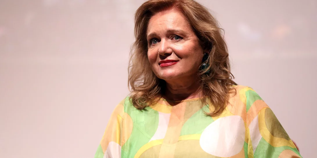 Μαρία Καβογιάννη | Φθινοπωρινές βόλτες με την Κλέλια Ανδριολάτου στα σοκάκια της Μυκόνου