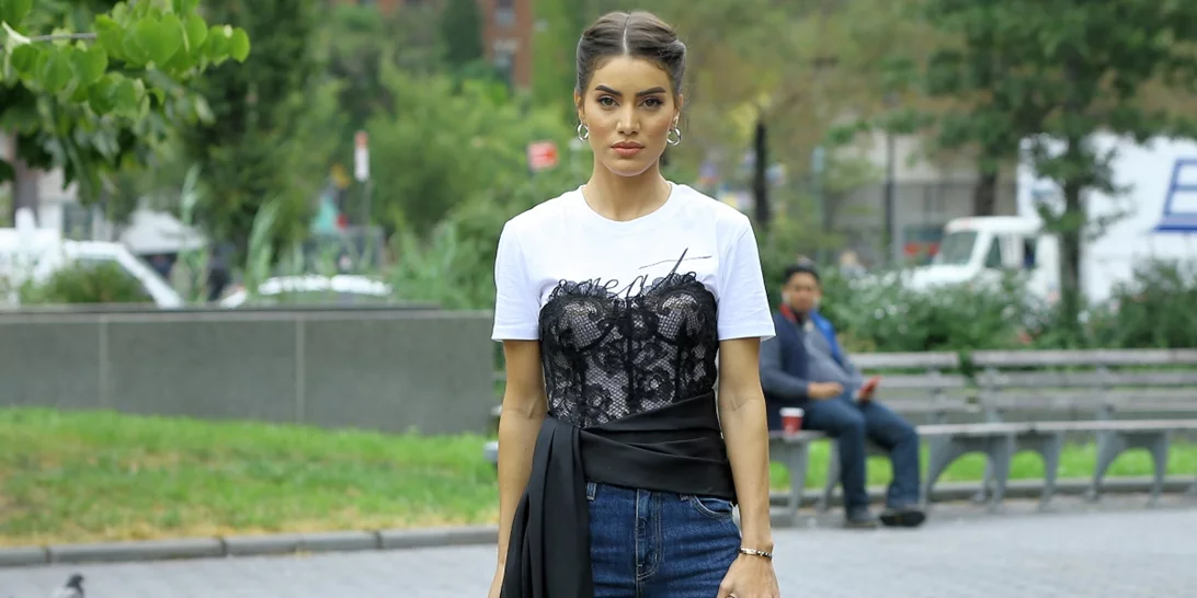 10 party tops που μπορείς να φορέσεις με τζιν παντελόνι για τις πιο cool εμφανίσεις