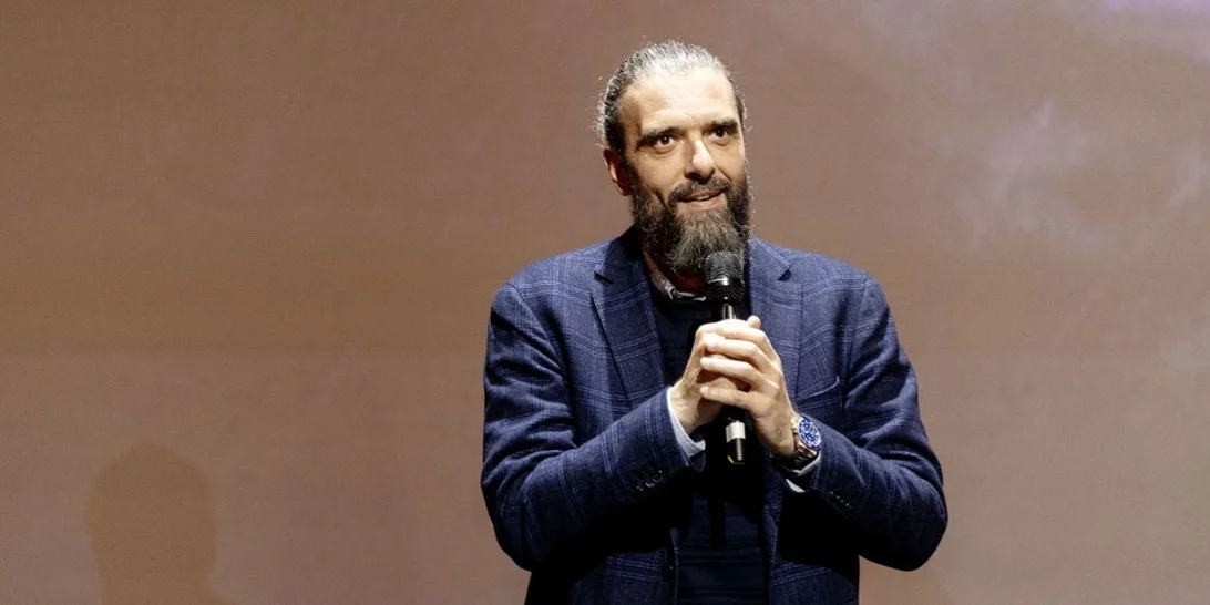 Η όμορφη σύντροφος του Σωτήρη Τσαφούλια στο πλευρό του στη θεατρική του πρεμιέρα