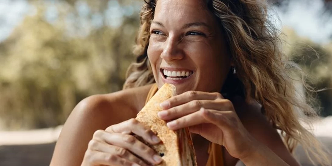 Τρως στη θάλασσα; 7 κανόνες για ασφαλές φαγητό στην παραλία